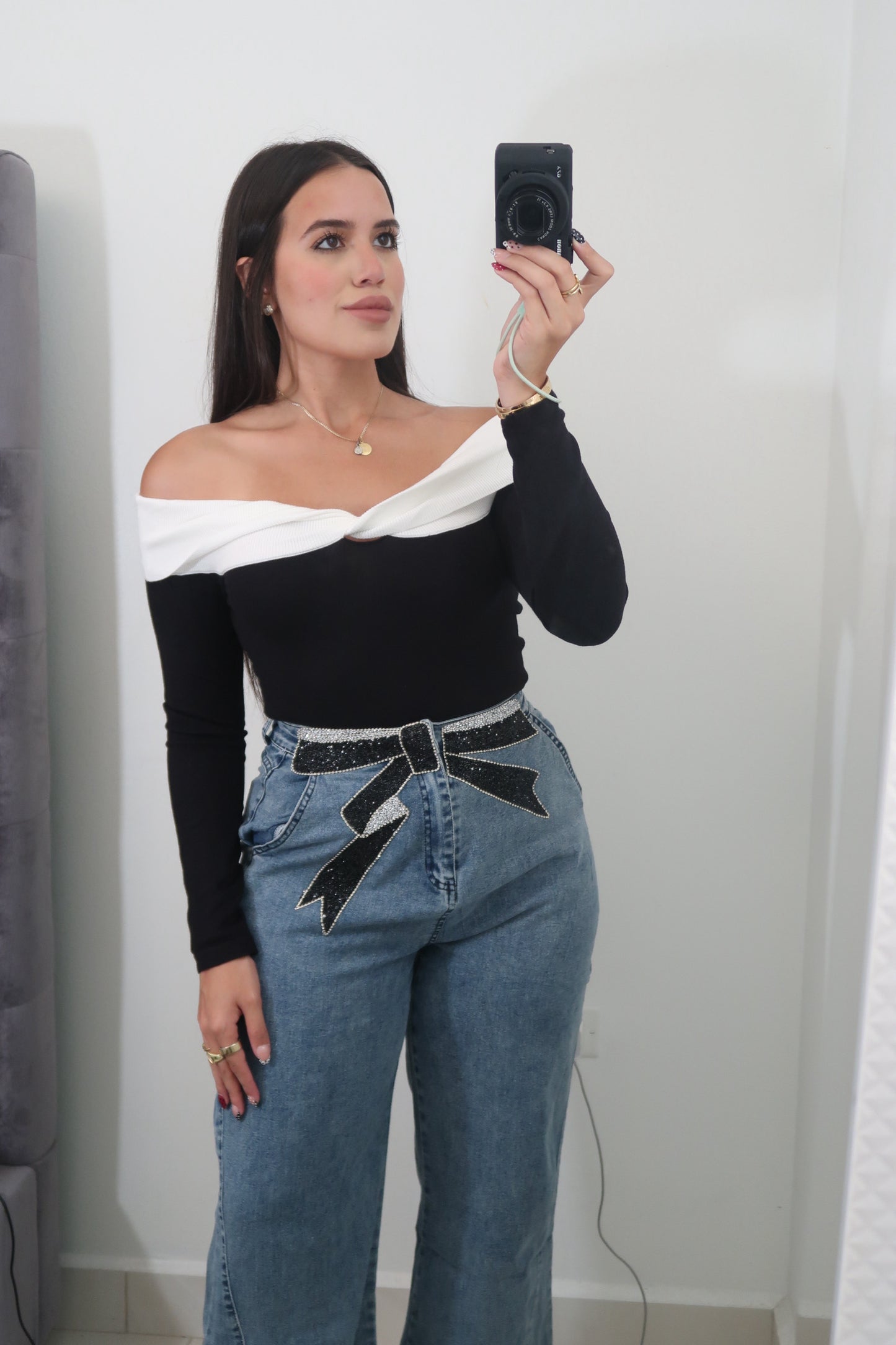 Off shoulder B/W TOP