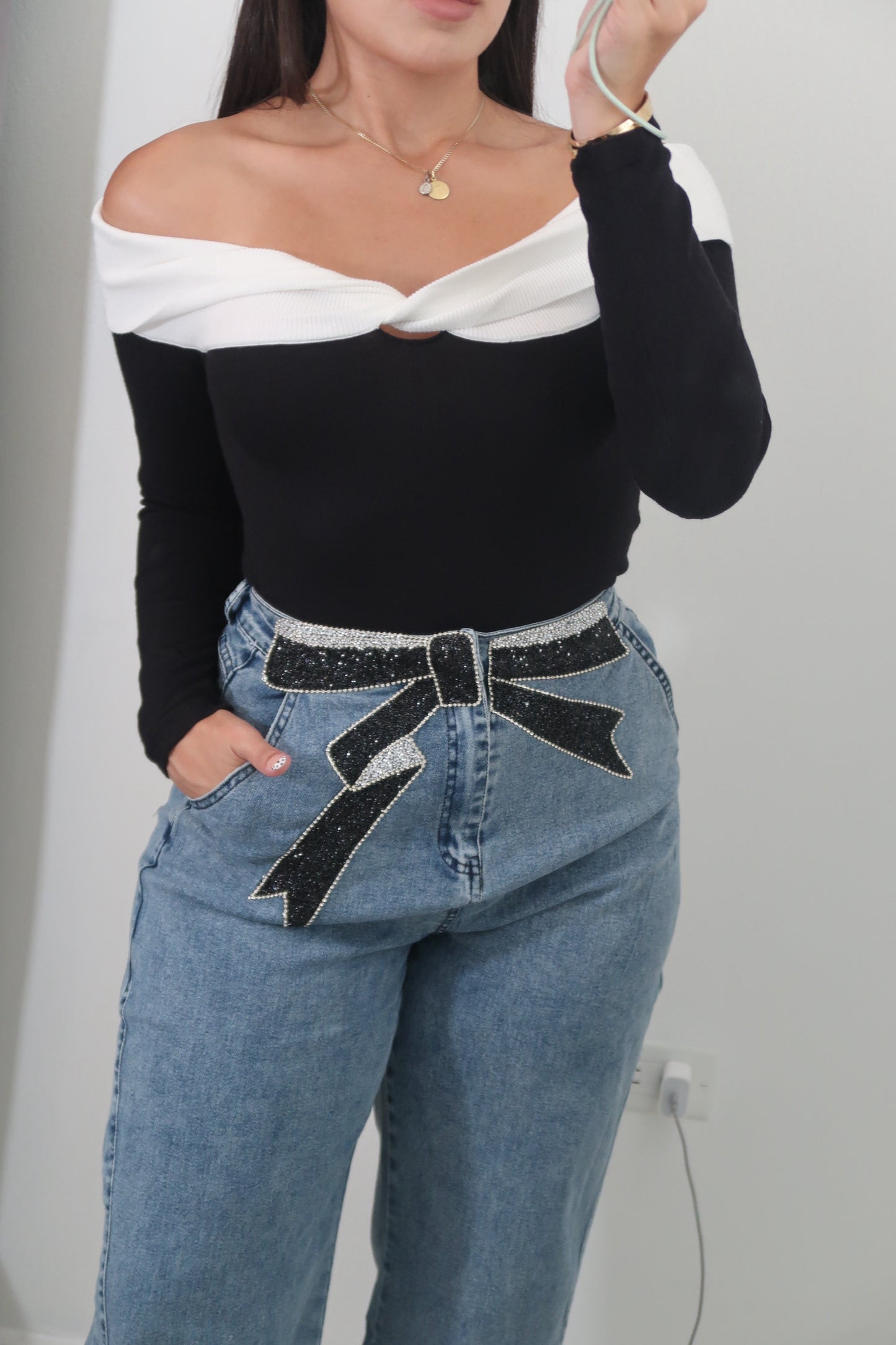 Off shoulder B/W TOP